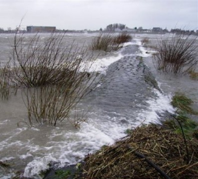Storm op de Merwede. Rechts aan de overkant ligt Gorcum