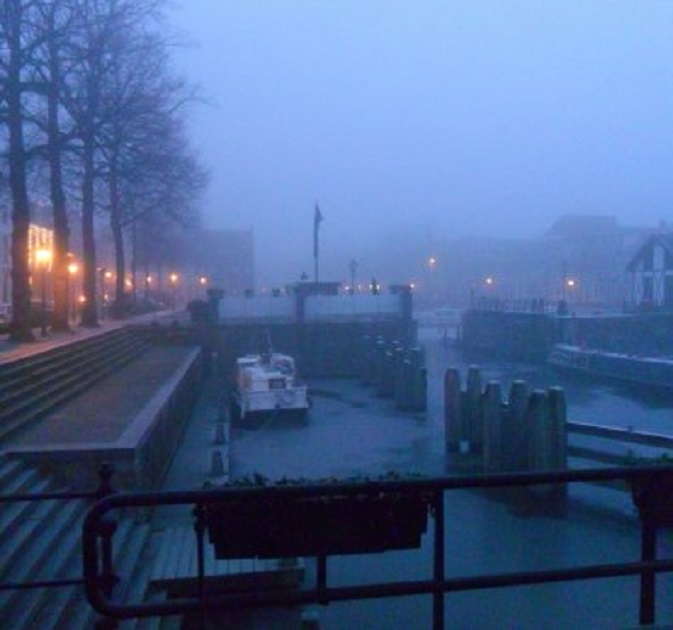 Vanmorgen lichte mist; de haven heeft een dun laagje ijs