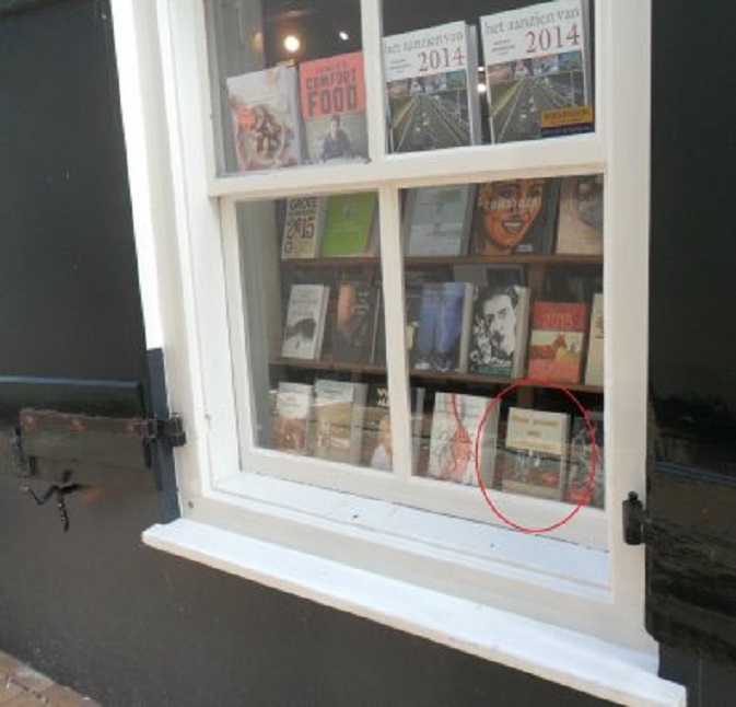 Mijn boek (deel 3) in de etalage van Boekhandel De Mandarijn in de Tinnegietersteeg
