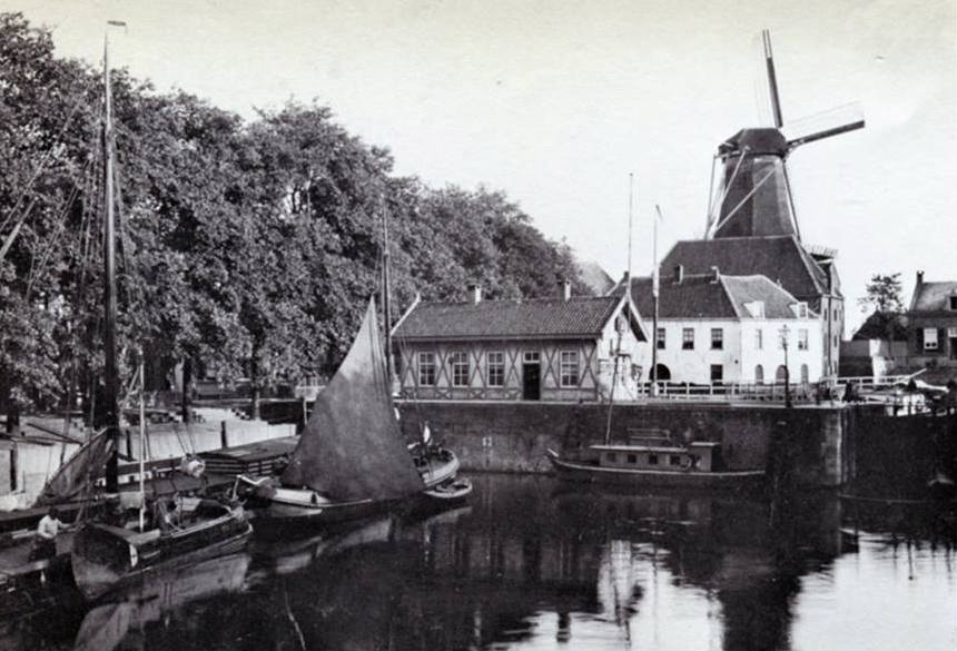 Foto van voor 1916 met links de Kriekenmarkt en op de achtergond oliemolen De Eendracht