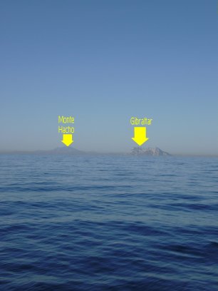 De Zuilen van Hercules, gefotografeerd vanuit de Middellandse Zee. De foto staat op groter formaat in het verslag van 01-04-2008