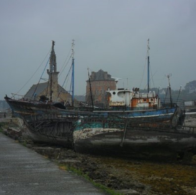 Alle kenmerkende lokaties van Camaret bij elkaar: vlnr de kapel der zeelieden, de Tour Vauban en daarvoor de scheepswrakken
