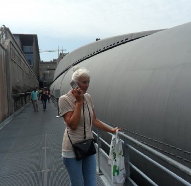 Ans luistert naar de telefonische toelichting bij de Franse kernonderzeeër Le Redoutable