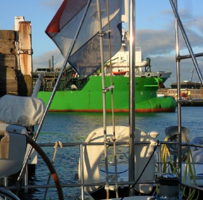 Ostende.Op gezette tijden schuift de baggerboot achter ons langs om de bagger weg te brengen