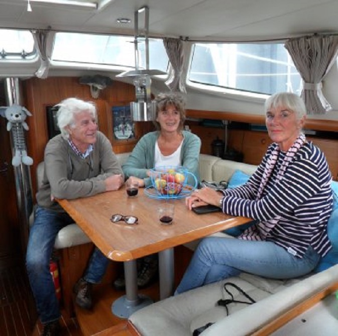 Een oude HBS-vriend op bezoek. Vlnr. Wim, Angélique en Ans.