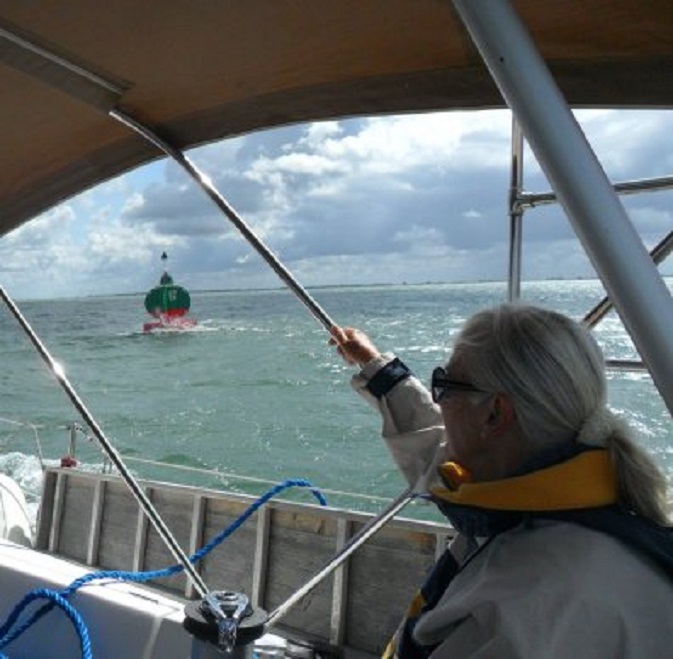 Oosterschelde West 6. De splitsingsboei niet ver van de Zeelandbrug.