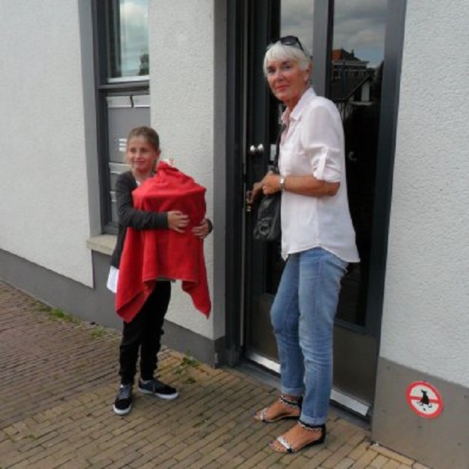 Ans met Esri en de kooi met Dom Viano voor onze voordeur.