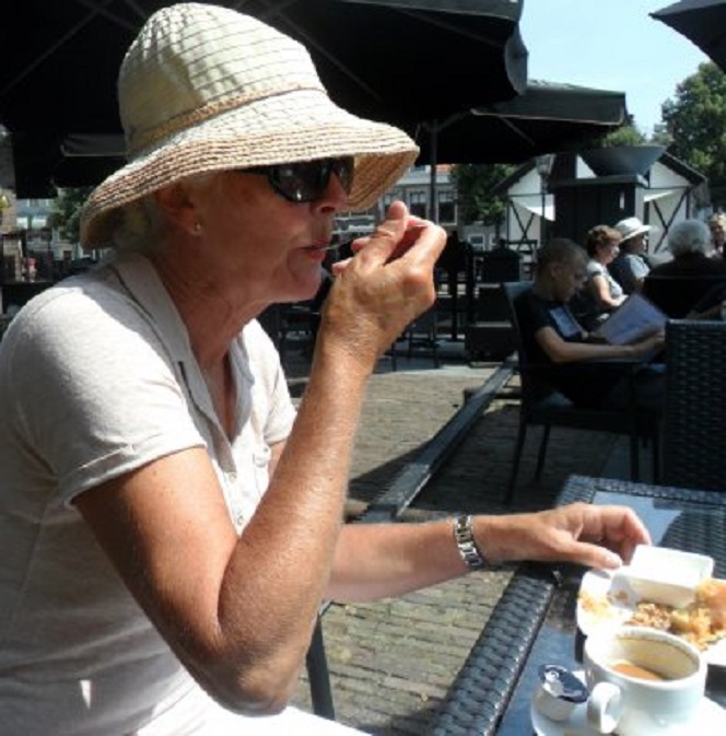 Koffie met appeltaart op het terras van Restaurant Bon'Apart op de 3e Waterkering