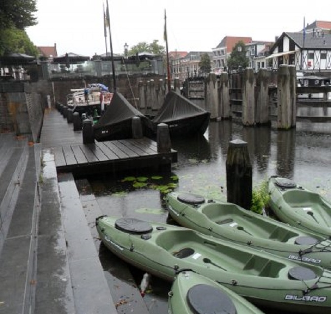 Bij de kanoverhuurplaats beneden ons huis vanmorgen. Regen.