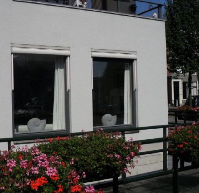 Op de vensterbanken de ammonieten-sculpturen die we een paar weken geleden kochten toen we in Veere lagen.