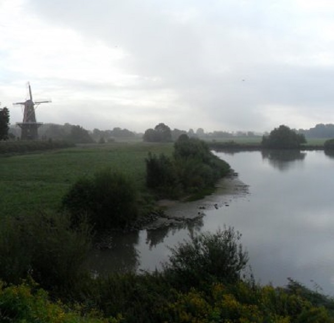 Nevel over de Woelse Waard. Links de korenmolen De Hoop op de stadswal