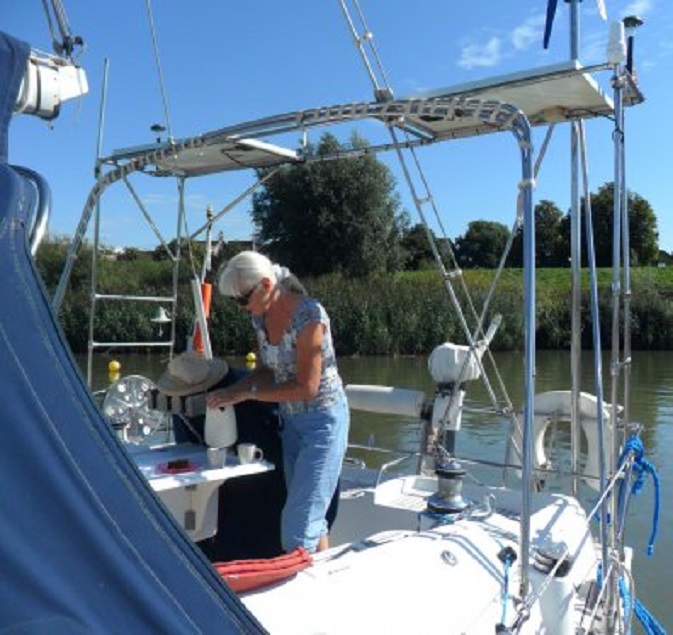 Vanmorgen drinken we koffie aan boord. Op de achtergrond de stadswal