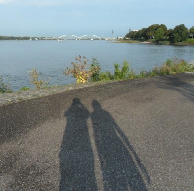 Onze schaduwen op de wallenloop. De Merwedebrug op de achtergrond