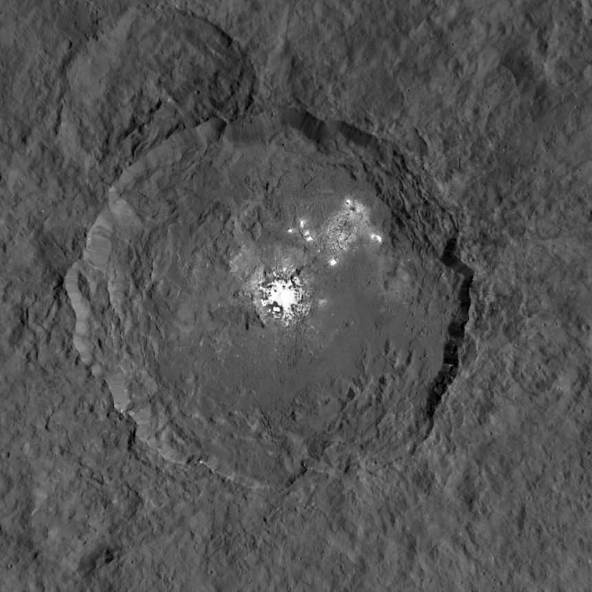 Nieuwe opname van de witte vlekken in de krater Occator van de dwergplaneet Ceres (bron: NASA)