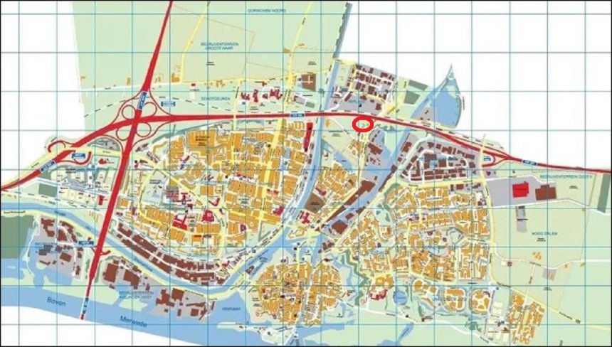 De rode cirkel rechtsboven is een mogelijke lokatie voor een asielzoekerscentrum in Gorcum.