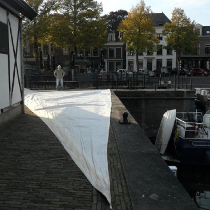 De genua ligt klaar voor het opvouwen, op de 3e Waterkering Oost. Op de achtergrond staat Wiger.