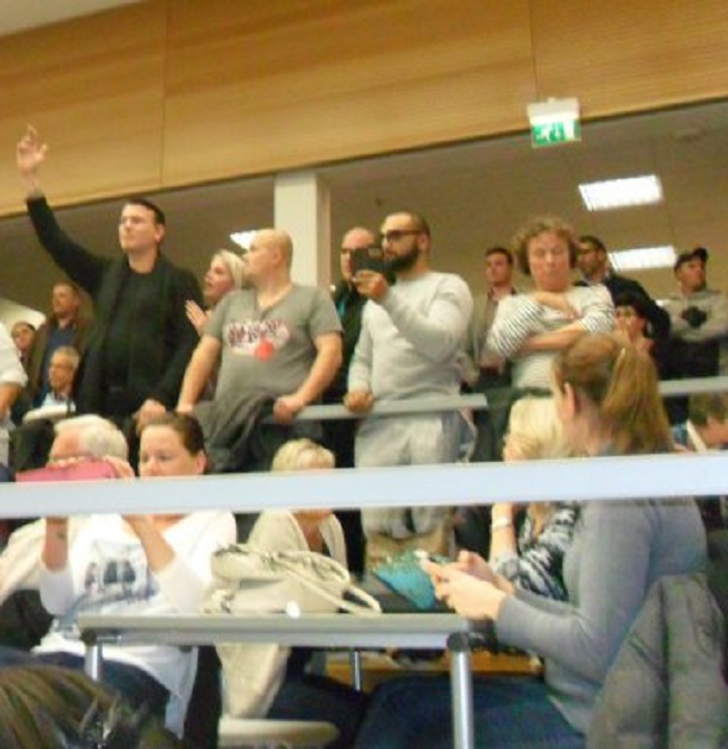 Dit rijtje luidruchtige mensen hield zich tenslotte gedeisd op de informatieavond van de gemeente in het gymnasium over de opvang van 300 vluchtelingen in de stad.