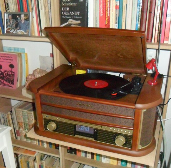 De nieuwe Sounmaster geluidsinstallatie in mijn boekenkast.