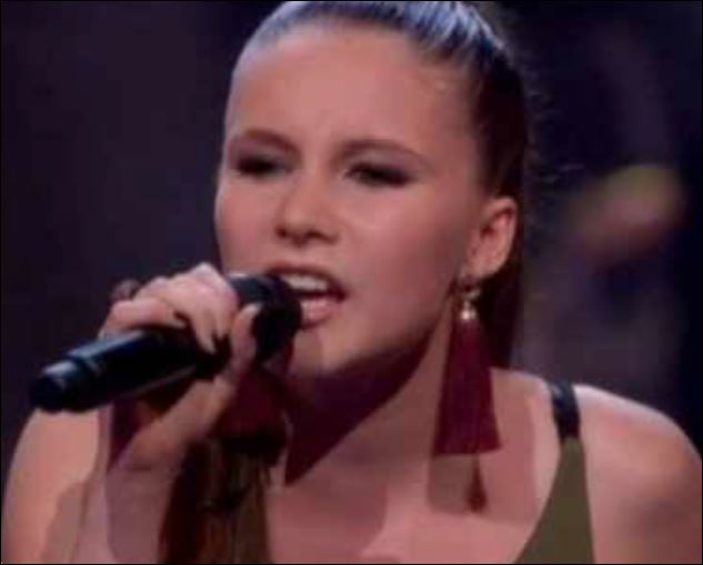 Nikita tijdens de KnockOuts van The Voice of Holland.