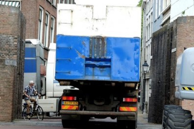 De kruising Tolsteeg/Eind bij de coupure van Buiten de Waterpoort