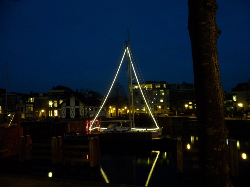 Dulce gisteravond met feestverlichting.