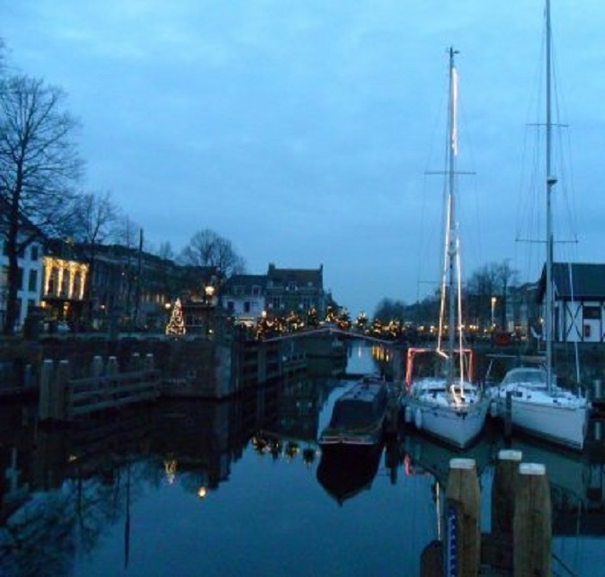 Feestelijke stemming in de Lingehaven. De kerstbomenbrug van buurtvereniging KNAKE is er ook weer.