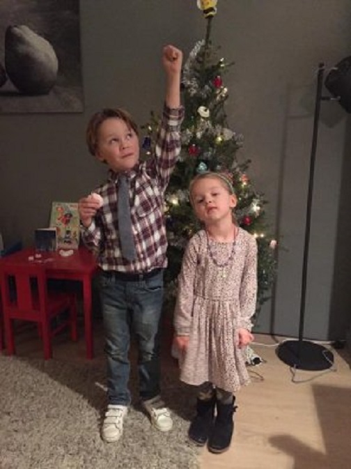 Thijs en Lisa bij de kerstboom