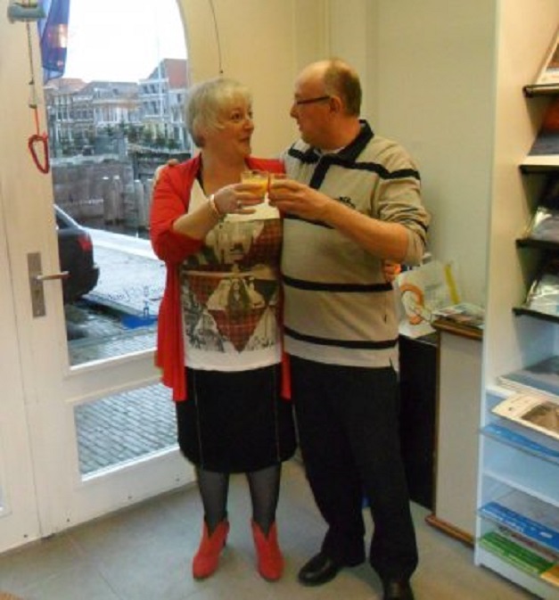 Marja en Joop klinken op het succes van hun nieuwe winkel. Datema Amsterdam aan de Gorcumse Lingehaven