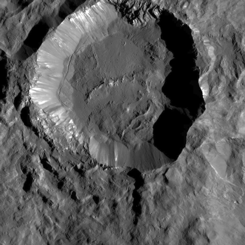 Landschap op een andere wereld. De Kupalo Krater op de dwergplaneet Ceres van 385 km hoogte (foto NASA)