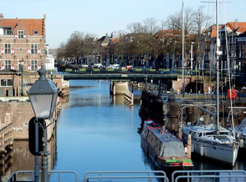 Dulce gisteren in de Lingehaven (foto Dick Lammers). Rechts ligt onze Dulce.