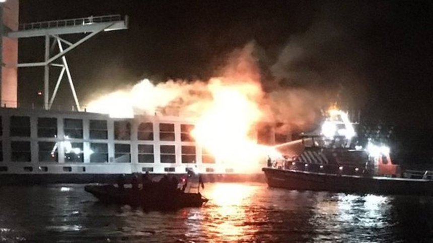 Een pont van Riveer blust op de rivier de brandende boot bij Den Breejen Shipyards (foto Riveer)