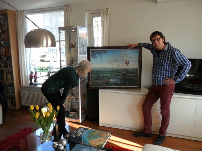 Ans en kunstenaar Izak Boom bij 'Het Beloofde Land', vlak voor we het ophangen boven het dressoir.