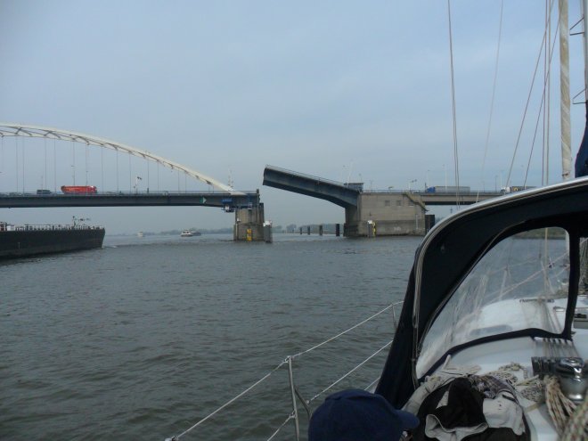 13-04-2016. Om 10.30 uur gaat de Merwedebrug voor ons open.