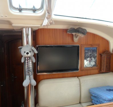 De nieuwe flatscreen televisie in de kajuit.