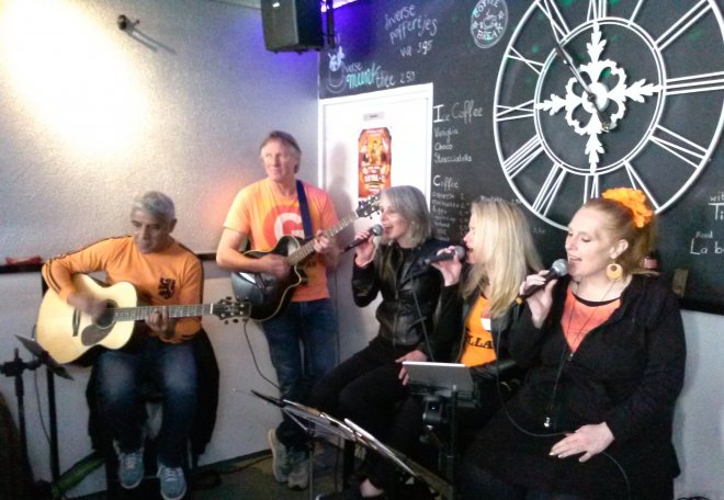 Optreden van True Colors in De IJsfee (vroeger Busato) met eigenaar René Ederzeel als gast (2e van links). Naast hem Ans' dochter Barbara.