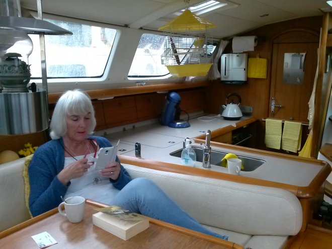 Vredige ochtend in de kajuit met de kachel aan en buiten regen.