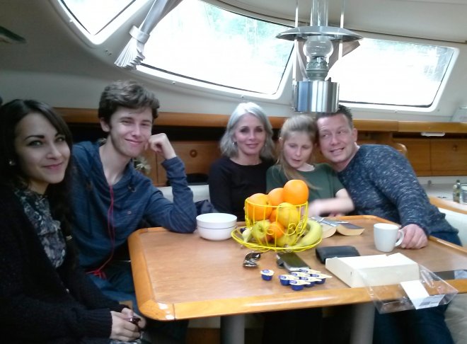 Familiebezoek in Dordrecht. Vlnr. Celeste, Jordin, Barbara, Esri en Michel.