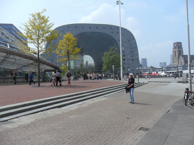 Rotterdam Centrum. Links Station Blaak, verder de Markthal en helemaal rechts de Laurenskerk.