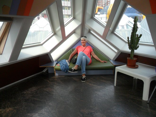 Ans in een kubuswoning van architect Piet Blom.