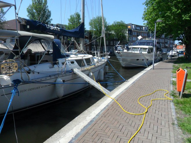 Dichter bij de kade kunnen we niet komen. Gelukkig hebben we een loopplank.