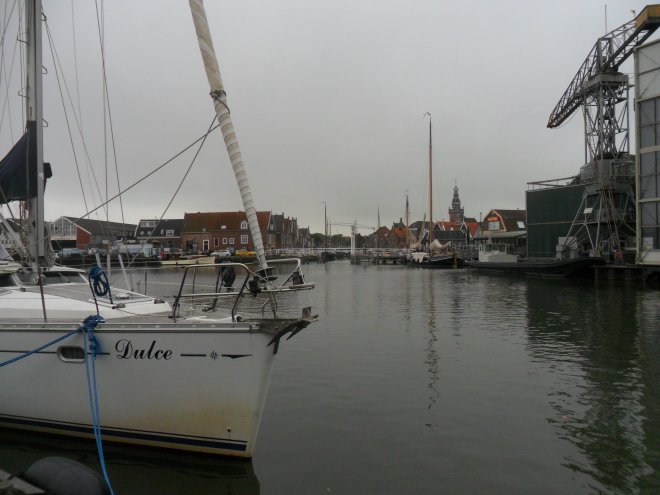 In Monnickendam, tegenover het binnenstadje.