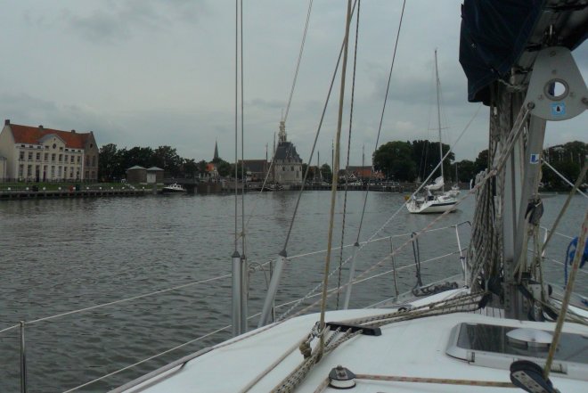 Aanloop van Hoorn met de Hoofdtoren in het midden. Ernaast de ingang van de Binnenhaven.