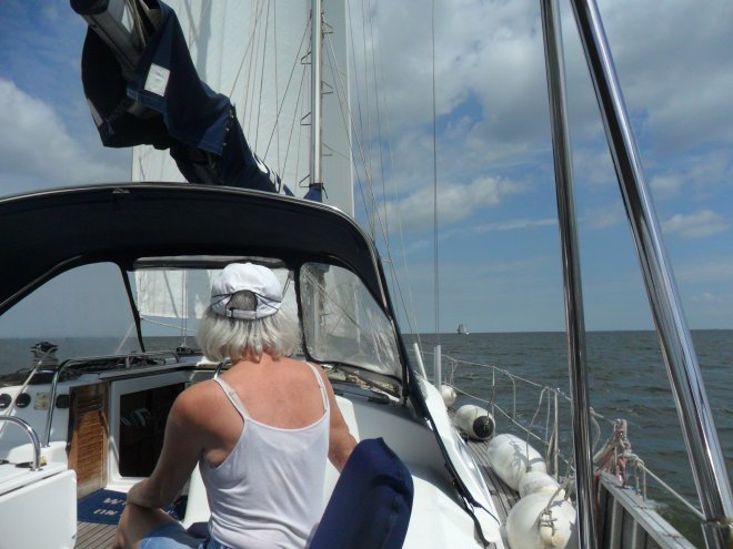 Het zuidwestenwindje stuwt ons rustig noordelijk over kabbelende golven van het IJsselmeer.