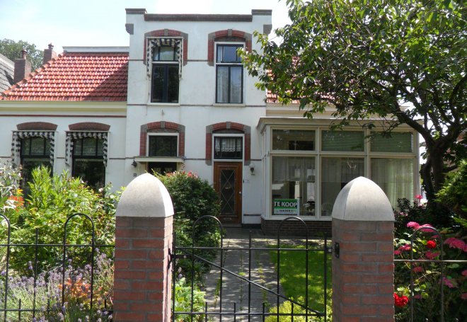 Het huis aan de Zuidoostersingel 35, waar Simon Vestdijk woonde in zijn HBS-jaren, staat te koop.