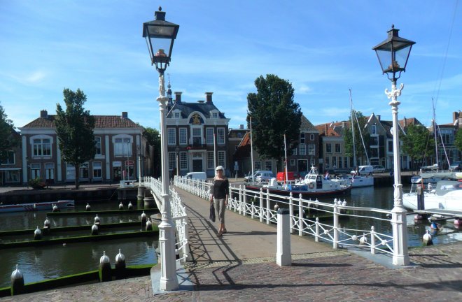 Harlingen. De Stadhuisbrug, een met de hand draaibare brug over de Noorderhaven. Het stadhuis staat op de achtergrond.