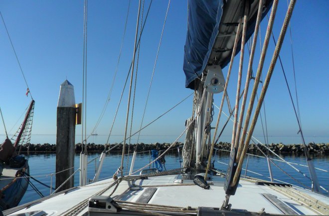 Uitzicht over een spiegelgladde Waddenzee vanuit onze ligplek.