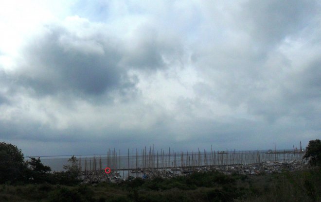 De jachthaven van West-Terschelling. Foto vanaf de Dellewal. In de cirkel ligt Dulce.