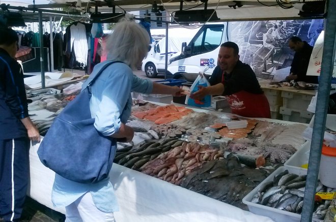 Gorcum. Bij de Turkse visboer op de maandagochtendmarkt.