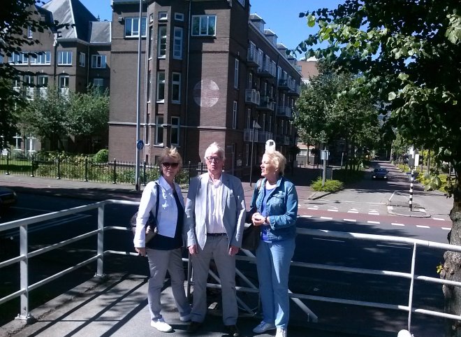 Het bestuur van de Gorcumse Poëzieroute op de Catharijnesingel in Utrecht. Vlnr. Willeke, Bert en Liesbeth. Paul was verhinderd en ik maak de foto.