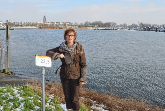 Raadslid Everdien Hamann bij de Gorcumse vluchthaven met de jachthaven op de achtergrond.  (foto: Tim Hartman, De Stad Gorinchem)